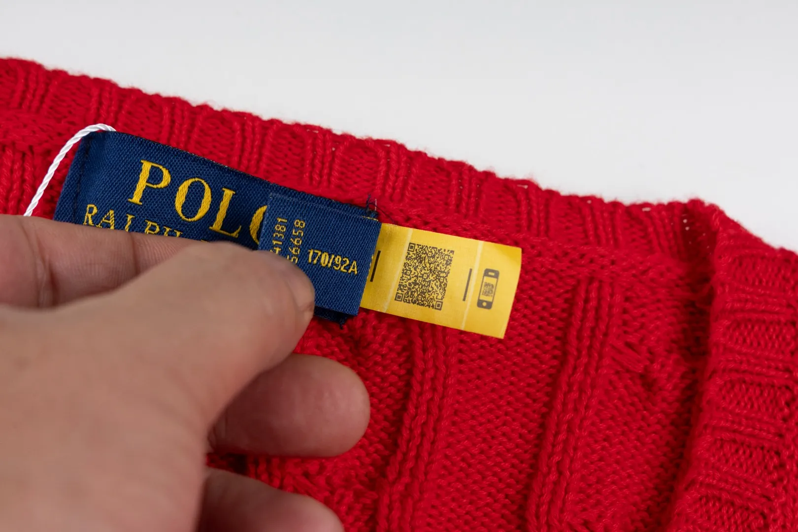 P210 #R90 RALPH LAUREN Thirteen colors of Ralph Lauren classic small label embroidery V-neck pullover cable cardigan sweater women's top, high-density LOGO embroidery on the chest, original customization of tag accessories. Made of pure cotton yarn, pure cotton is skin-friendly and comfortable, small label war horse embroidered twist button V-neck sweater🐎High quality, follow the blogger to learn how to wear it! Let’s buy a Ralph Lauren cable sweater. It’s a super hard-to-find series after it became popular. It’s hard to find one on the official website. It’s simple and practical to wear, with a lazy and loose feel. The thickened fabric has more texture, feels soft and delicate, and has a loose fit. Whether worn alone or layered, you can wear different styles of fashion with just one piece!   Size： Sleeve length: 60/61/62/63